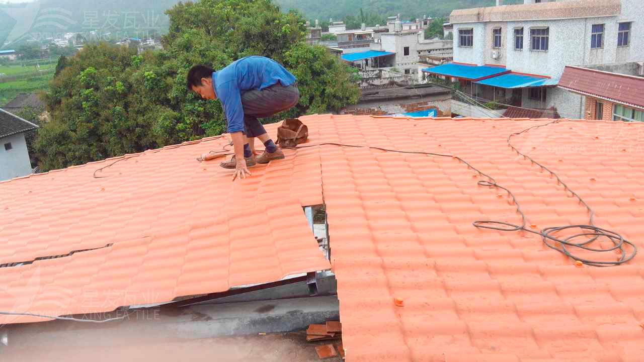 恩施屋頂鋪設(shè)安裝合成樹脂瓦時，牢牢記住這3點，就不怕屋頂出問題！