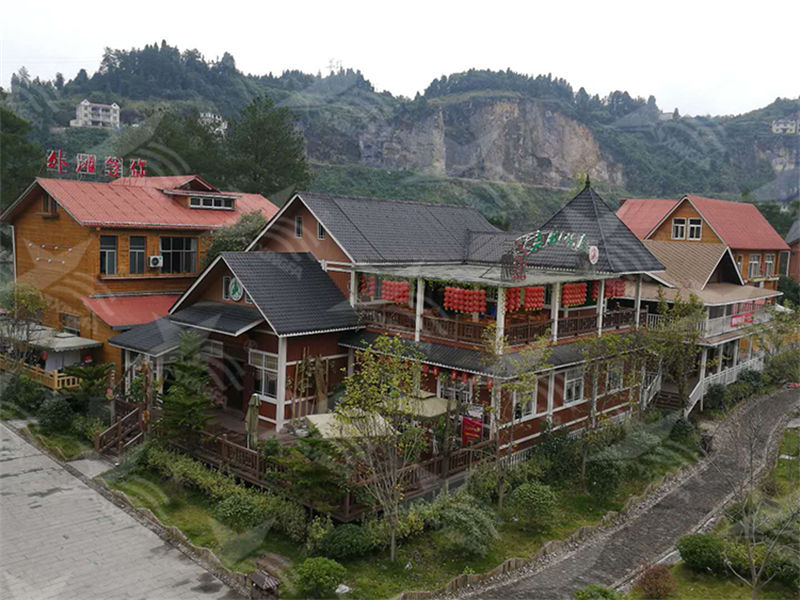 選擇恩施合成樹脂瓦，為南方屋頂雨季防水護(hù)航